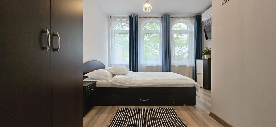 Bed, Bathroom, TV and multimedia, air conditioner