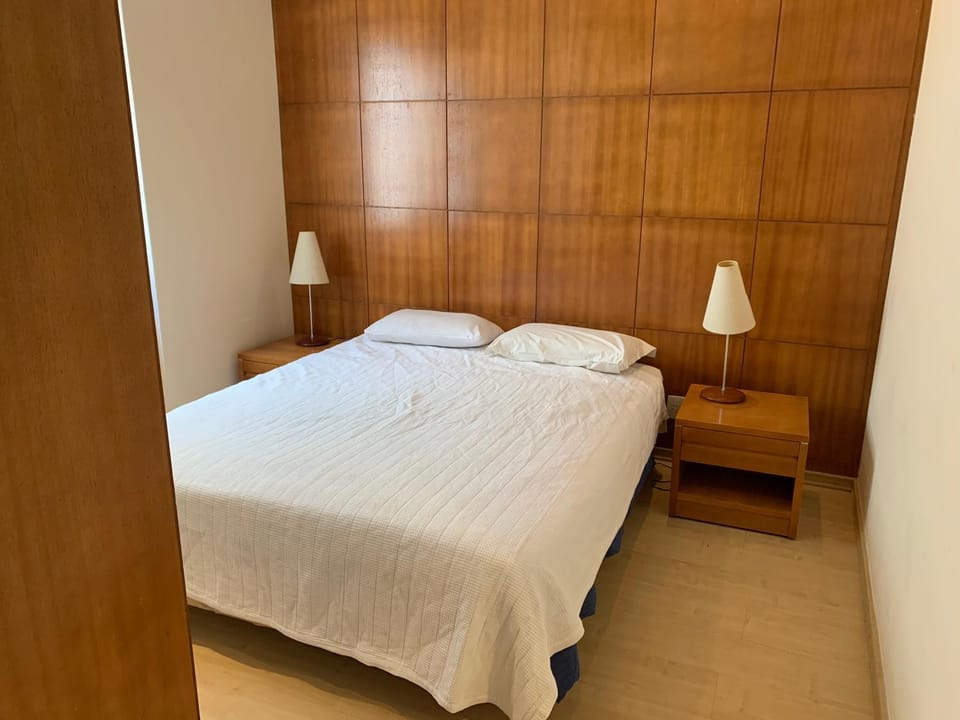 Residencial com serviços 45 metros decorado com sala, suíte e cozinha, vista parcial do mar, na quadra da praia de Copacabana Apartment in Rio de Janeiro