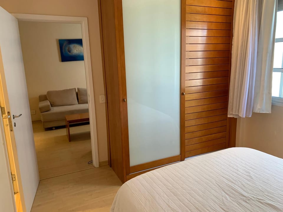 Residencial com serviços 45 metros decorado com sala, suíte e cozinha, vista parcial do mar, na quadra da praia de Copacabana Apartment in Rio de Janeiro