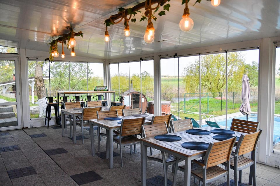Patio, Restaurant/places to eat, Balcony/Terrace, Living room, Banquet/Function facilities, Seating area, Dining area, Garden view