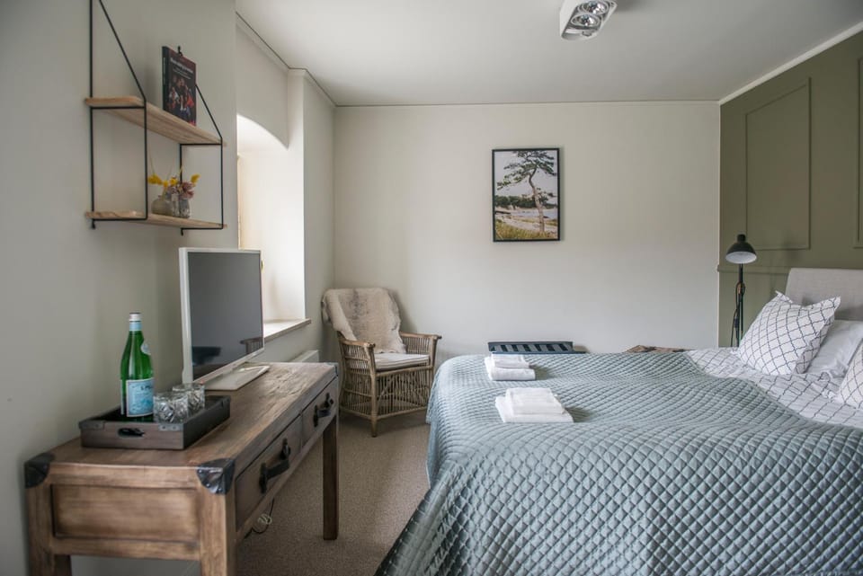 Bed, TV and multimedia, Photo of the whole room, Seating area, Bedroom, hair dresser, towels