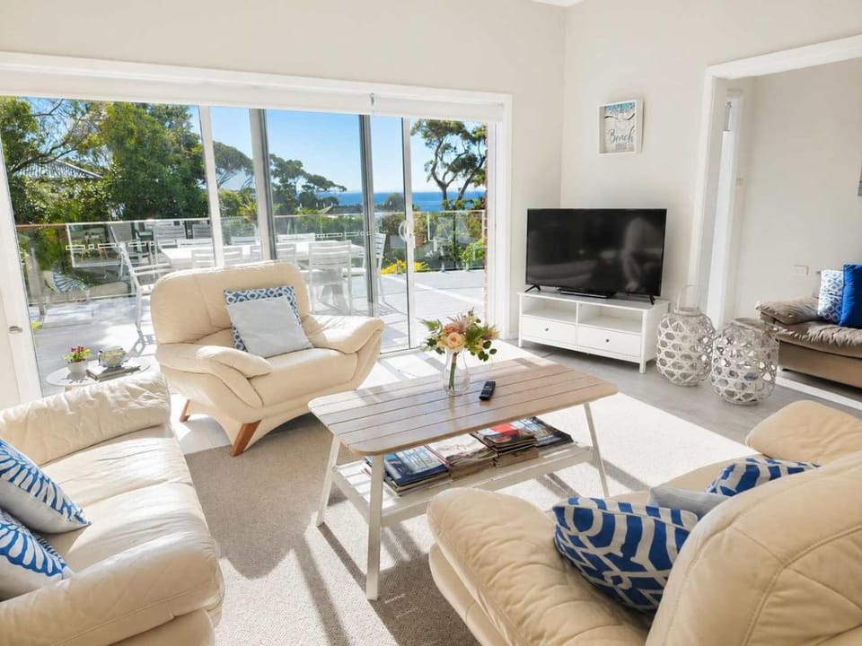 Fairwater - luxury 5 BR home with ocean views House in Mollymook