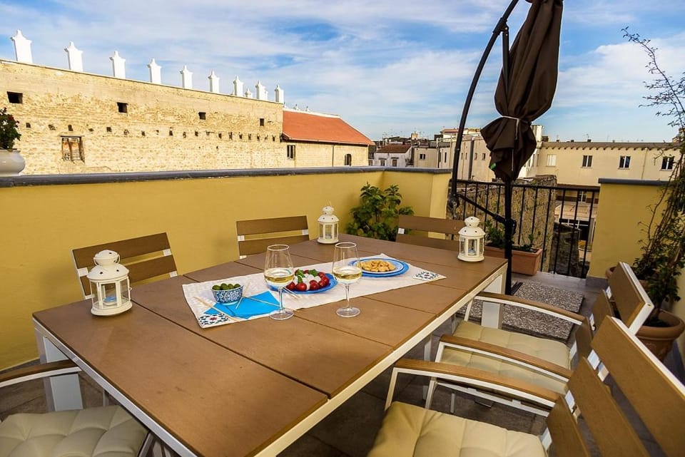 View (from property/room), Balcony/Terrace, Dining area, City view, Landmark view