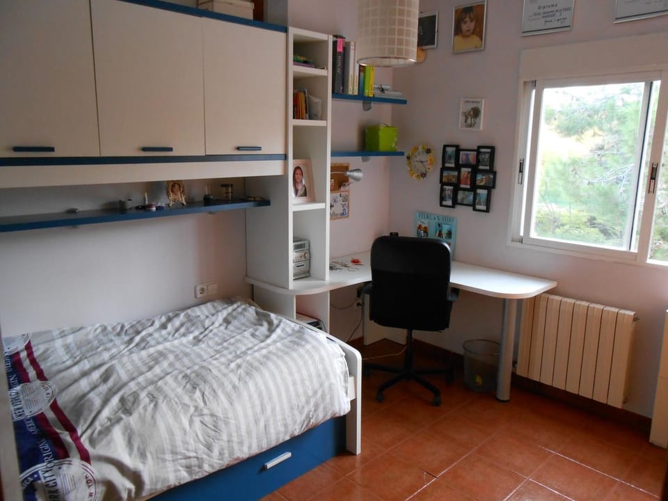 Large bedroom with private bathroom near Metro Vacation rental in Valencian Community