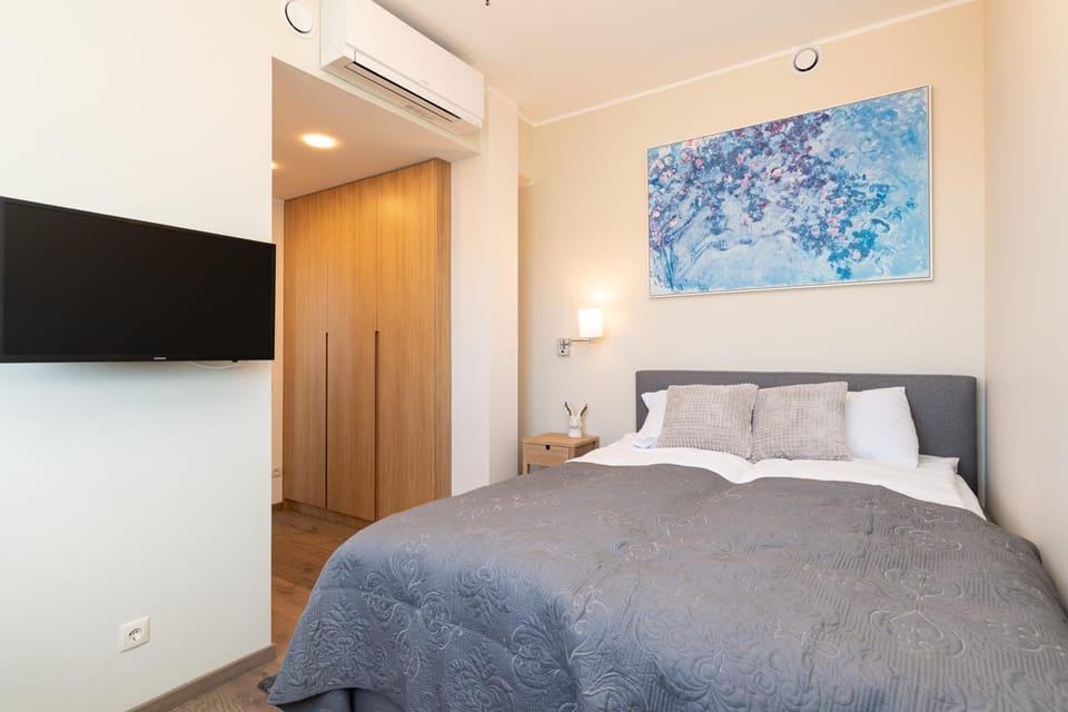Bed, TV and multimedia, Photo of the whole room, Bedroom