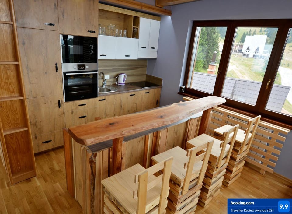 Kitchen or kitchenette, Dining area