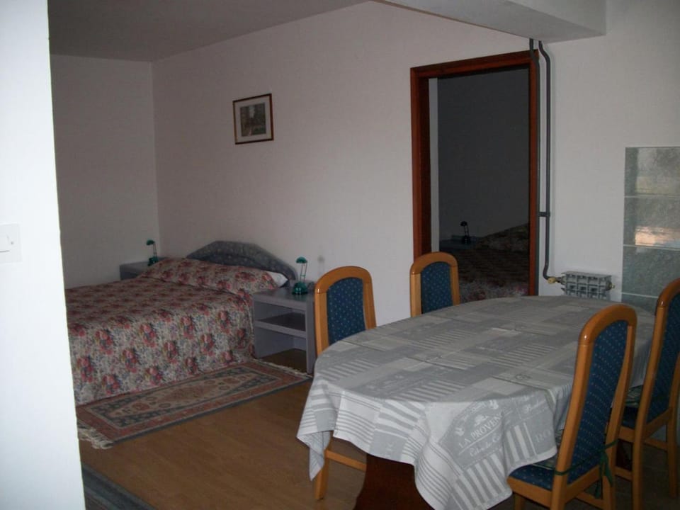 Bed, Photo of the whole room, Seating area, Dining area