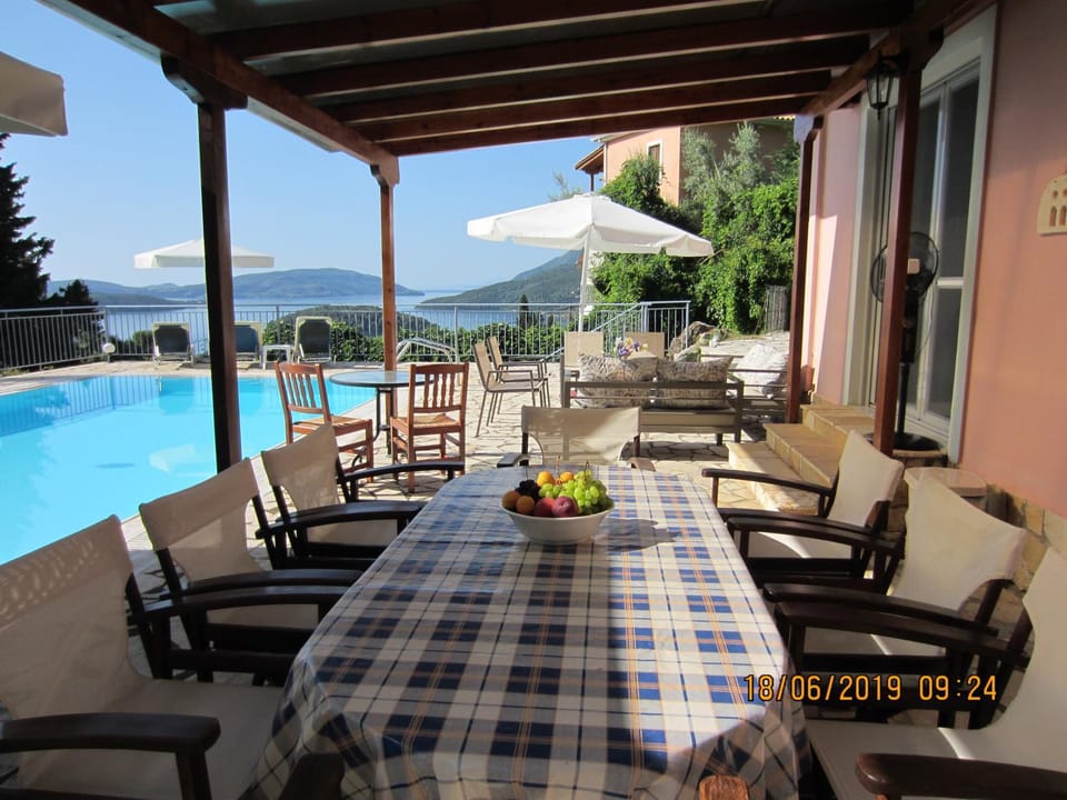 Day, Summer, Seating area, Dining area, On site