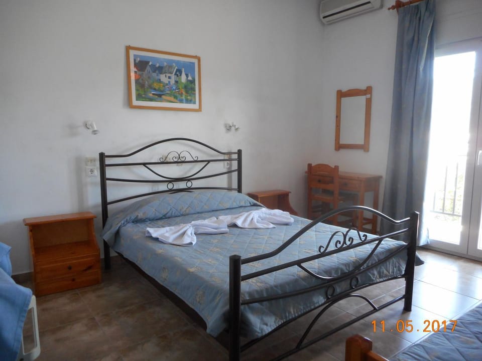 Bed, Photo of the whole room, Bedroom, towels, air conditioner