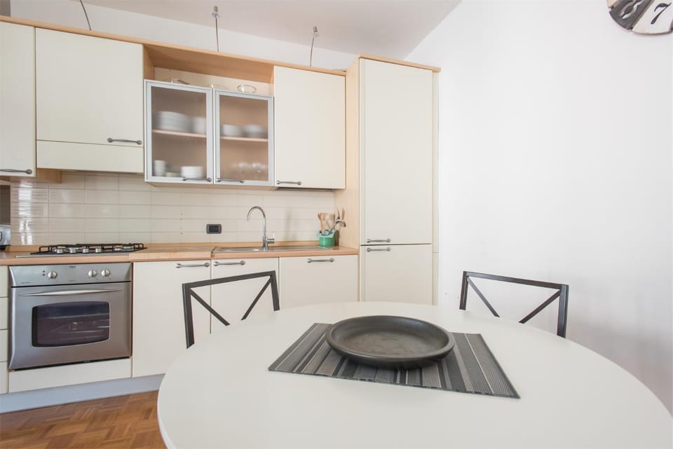 Kitchen or kitchenette, Dining area, pet friendly