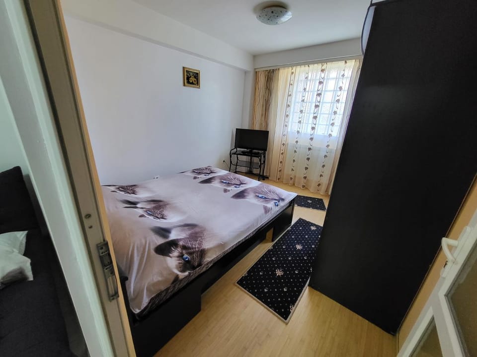 Bed, TV and multimedia, Bedroom