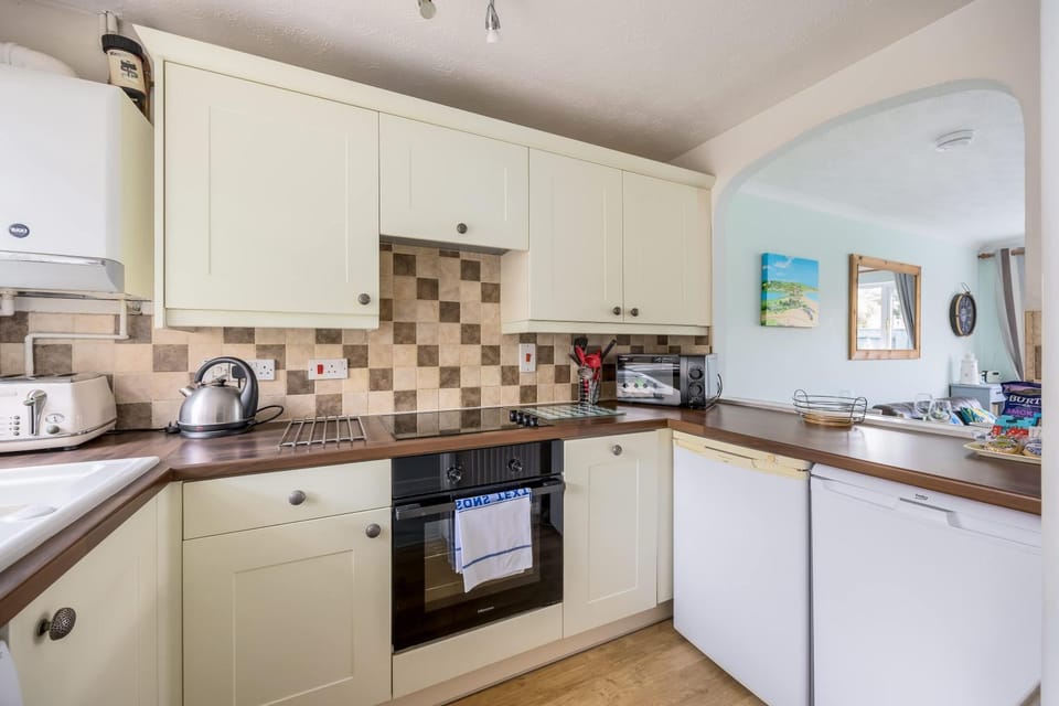 Dolphin Cottage - Short walk to Poole Quay with Private Garden House in Poole