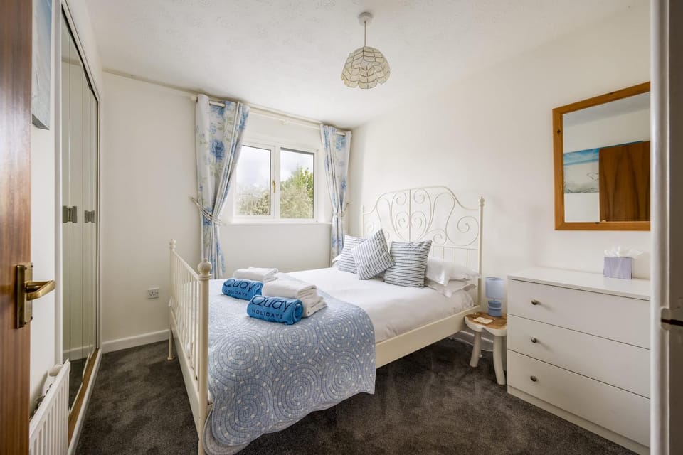 Dolphin Cottage - Short walk to Poole Quay with Private Garden House in Poole