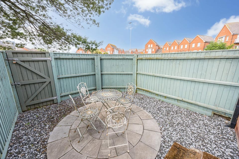 Dolphin Cottage - Short walk to Poole Quay with Private Garden House in Poole