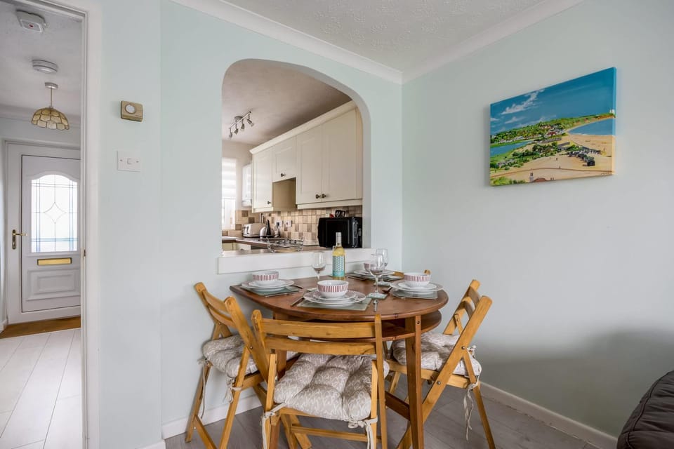 Dolphin Cottage - Short walk to Poole Quay with Private Garden House in Poole