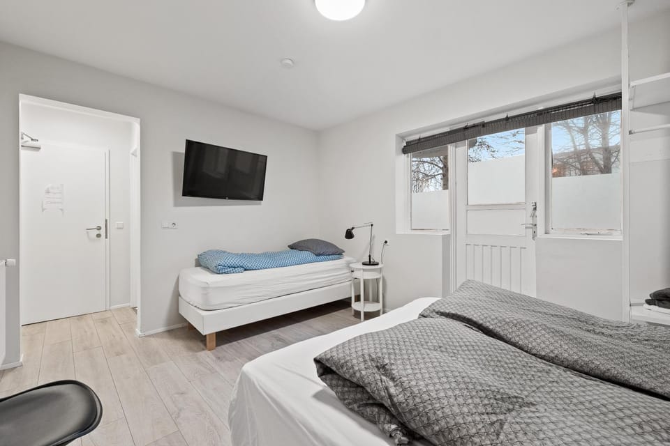 Bed, TV and multimedia, Bedroom