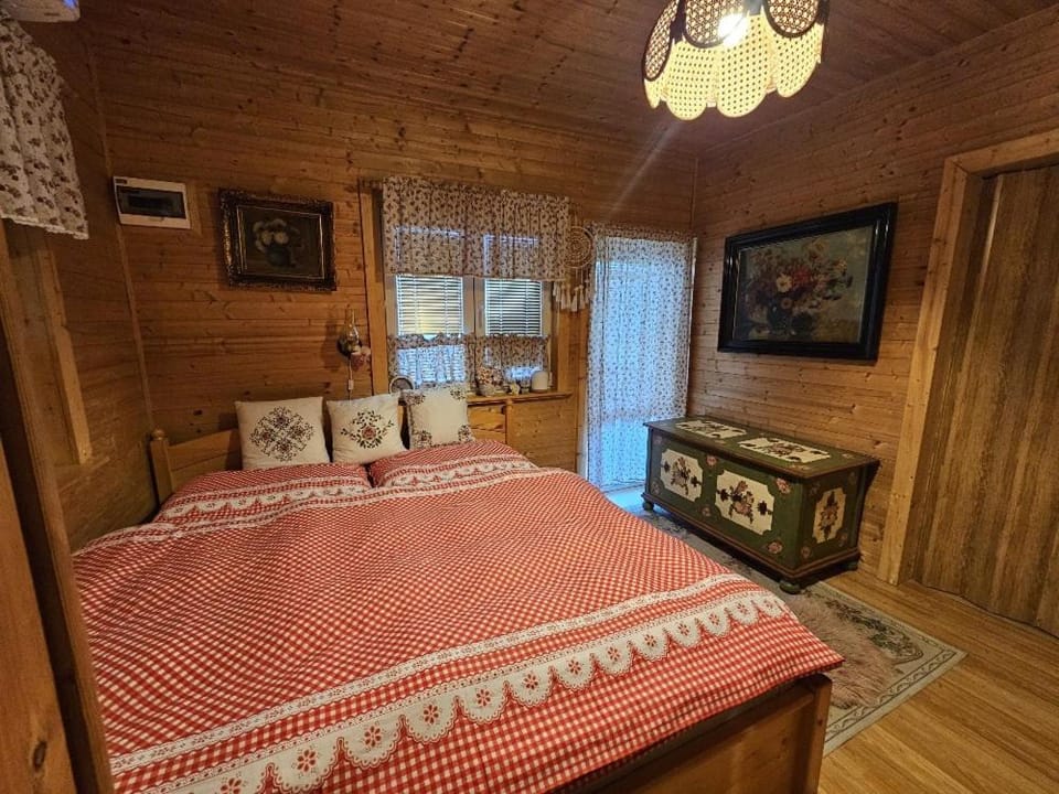 Chata u rybníka - Chrastná House in Czechia