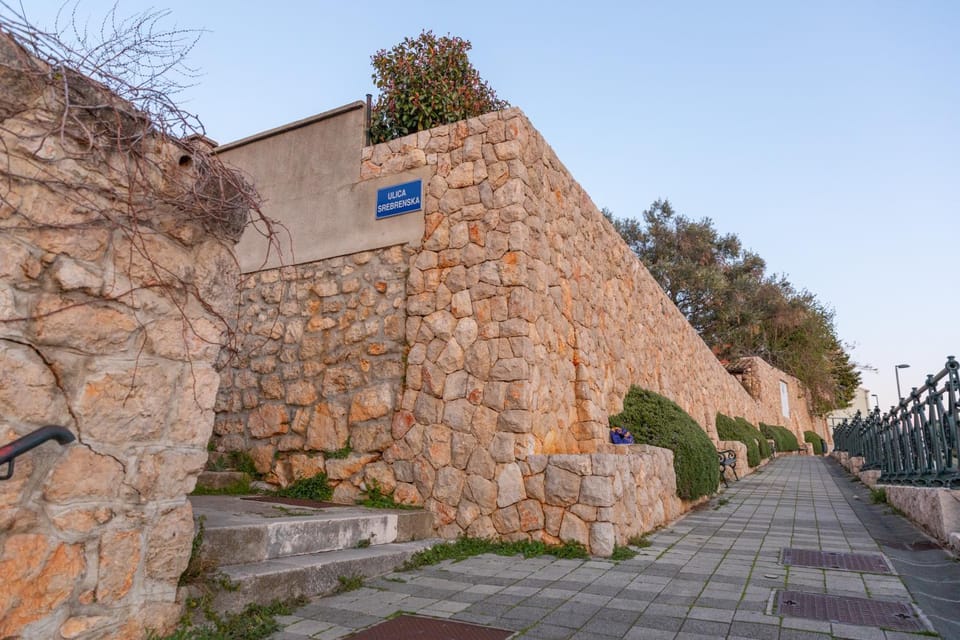 Nearby landmark, Neighbourhood