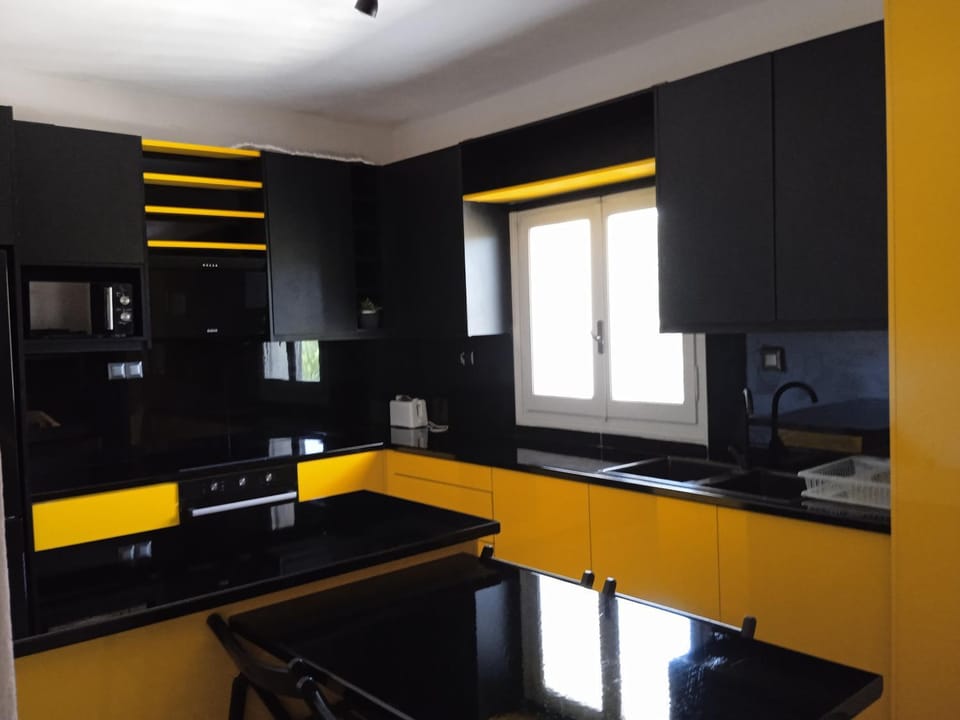 Kitchen or kitchenette, Dining area