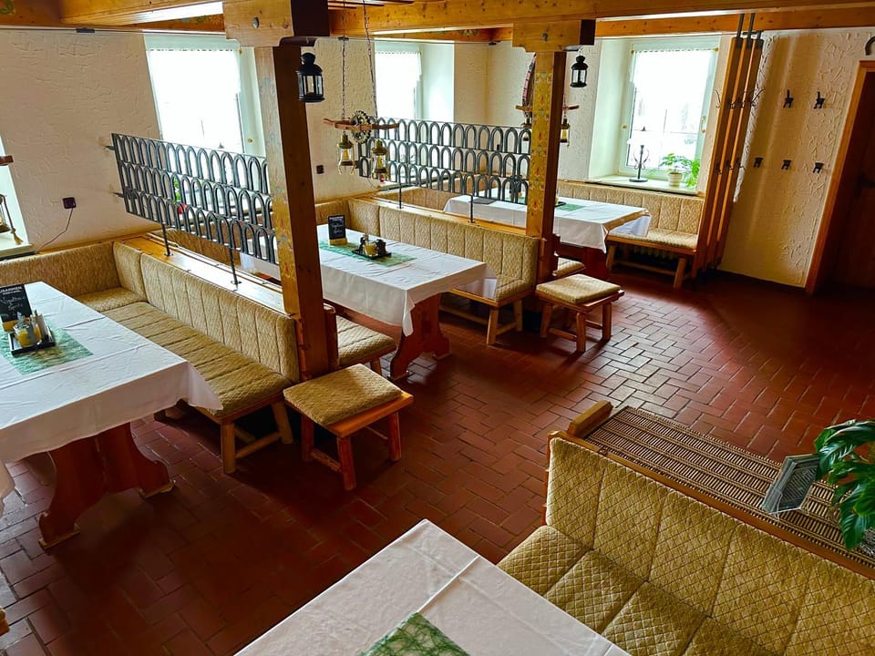 Restaurant/places to eat, Seating area