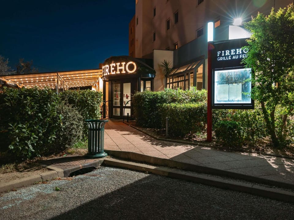 Property building, Restaurant/places to eat, Night