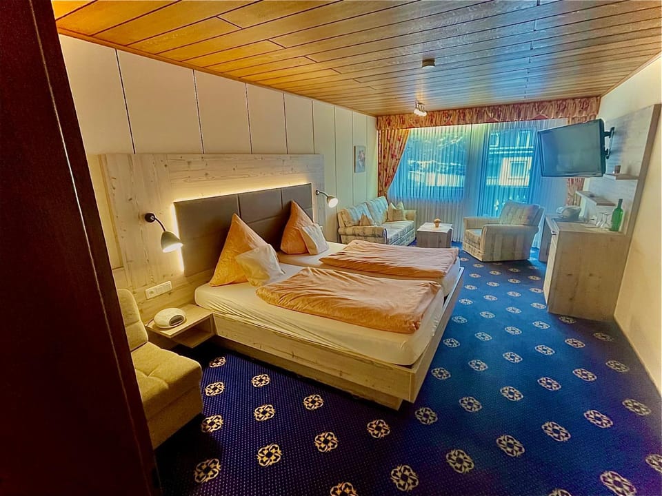 Living room, Photo of the whole room, Seating area, Bedroom