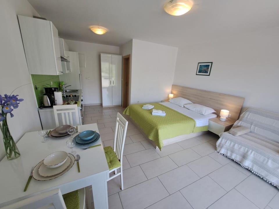 Bed, Photo of the whole room, Dining area