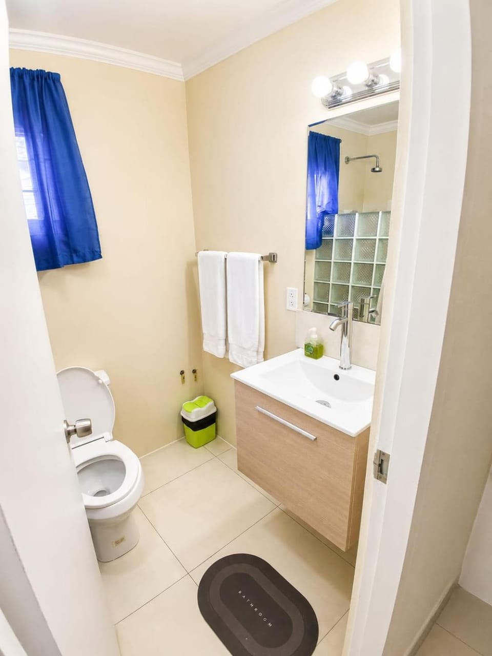 Shower, Toilet, Bathroom, towels