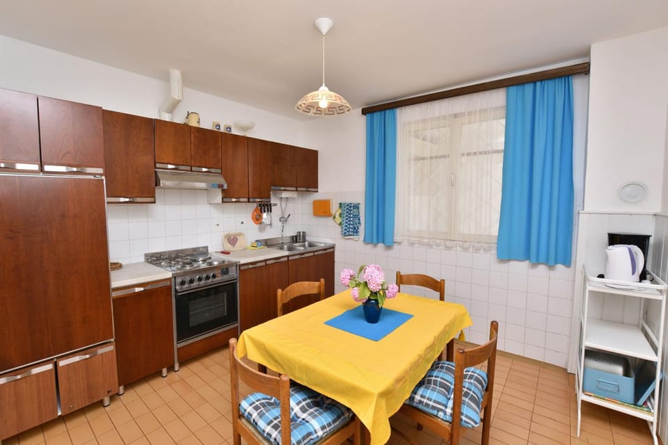 Coffee/tea facilities, Kitchen or kitchenette, Seating area, Dining area, oven, stove
