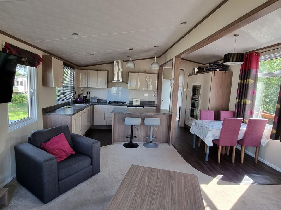 Kitchen or kitchenette, Living room