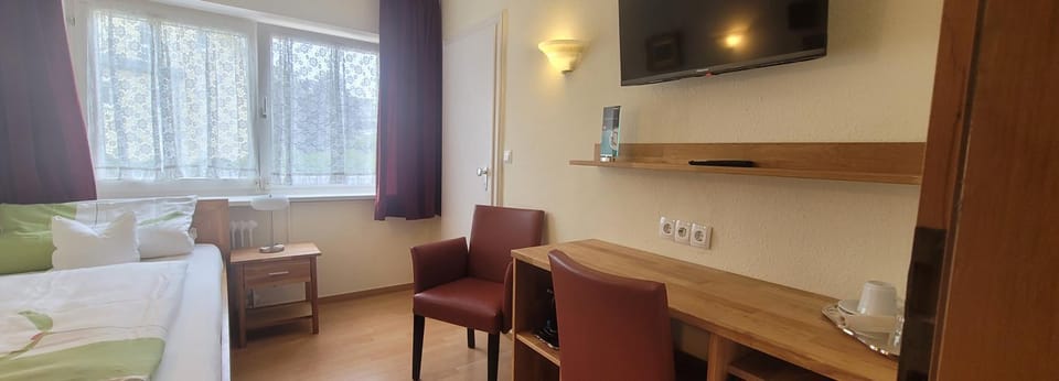 Bed, TV and multimedia, Photo of the whole room, Seating area, Bedroom, hair dresser