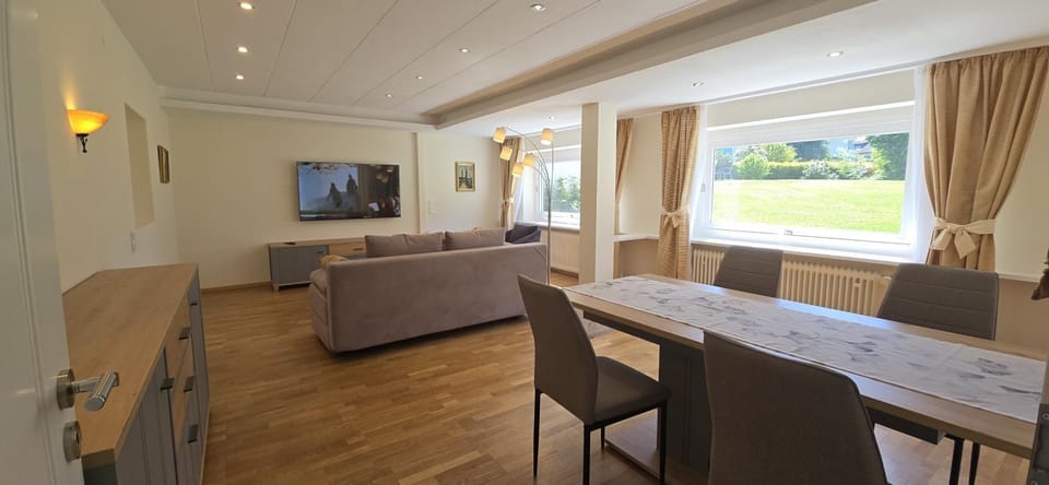TV and multimedia, Living room, Seating area, Dining area