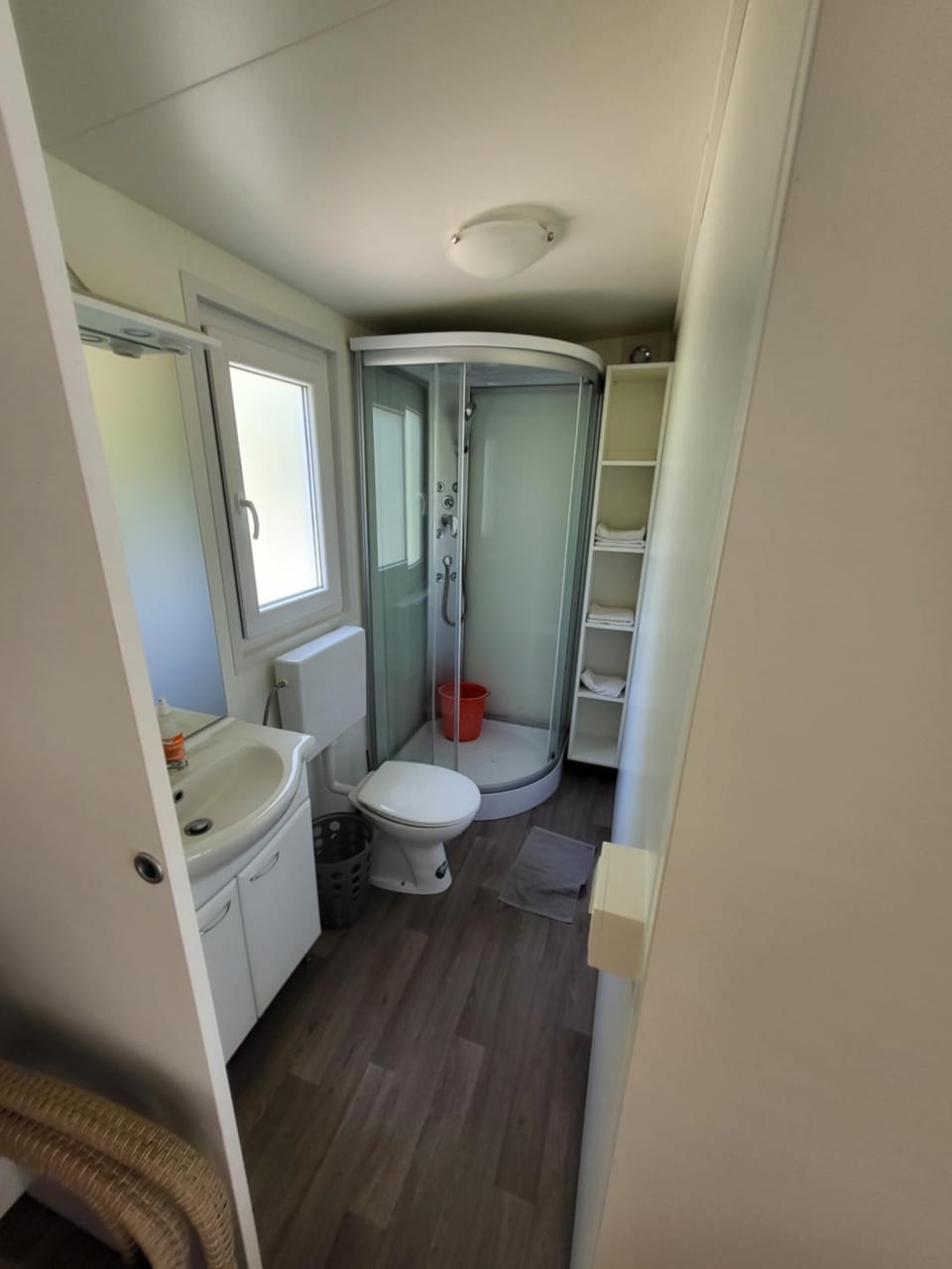 Shower, Toilet, towels
