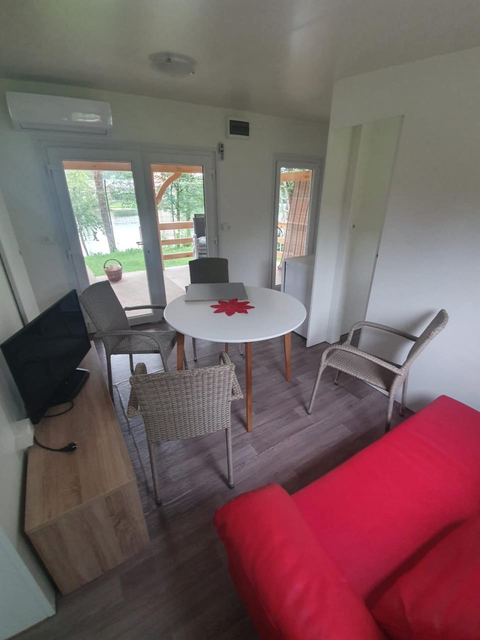 TV and multimedia, Living room, Seating area, Dining area