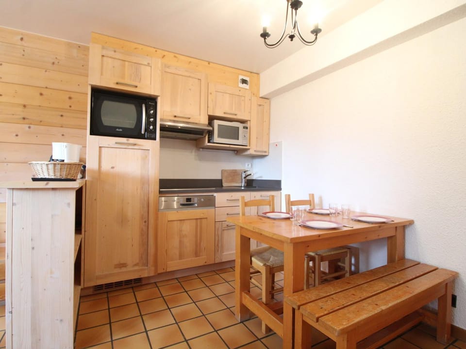 Appartement cosy 5 pers. à Val Cenis Lanslevillard, proche télécabine et ESF, terrasse, wifi inclus - FR-1-508-131 Cabin in Auvergne-Rhône-Alpes