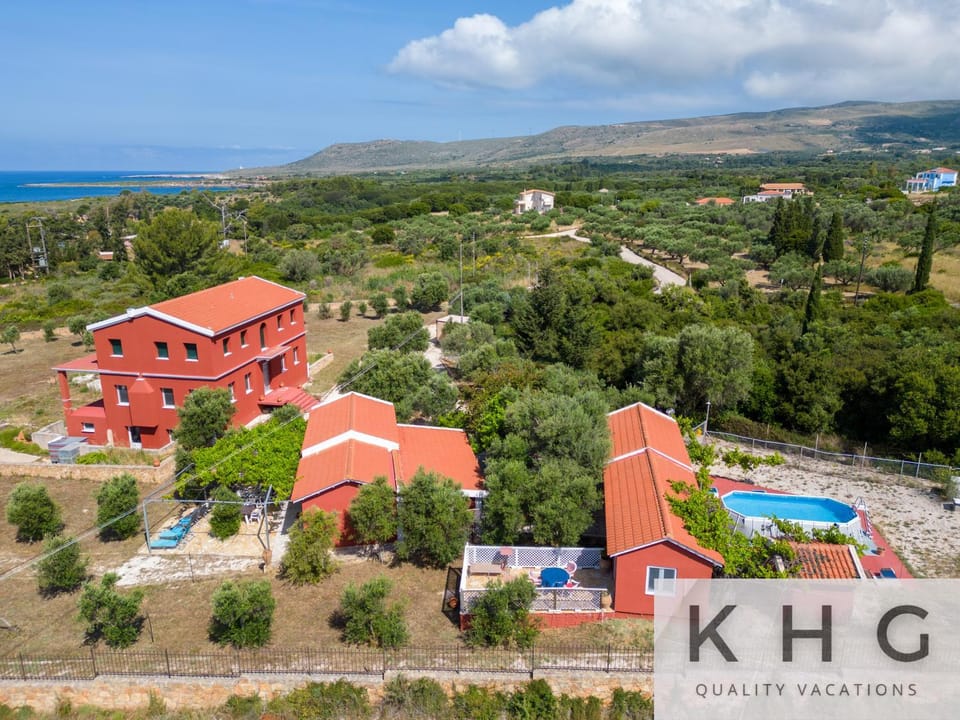 Property building, Neighbourhood, Natural landscape, Bird's eye view, Mountain view, Sea view, Swimming pool