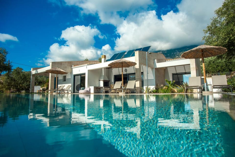 Property building, Day, Pool view, Swimming pool, sunbed