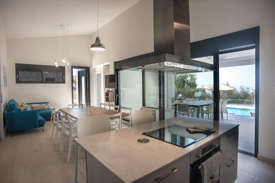 Kitchen or kitchenette, Dining area, Swimming pool