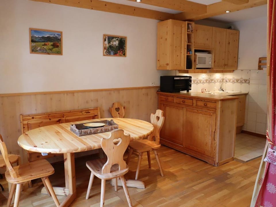 Appartement fonctionnel 4-6 pers avec piscine, TV, lave-vaisselle et balcon à Arêches-Beaufort - FR-1-342-161 Apartment in Haute-Savoie