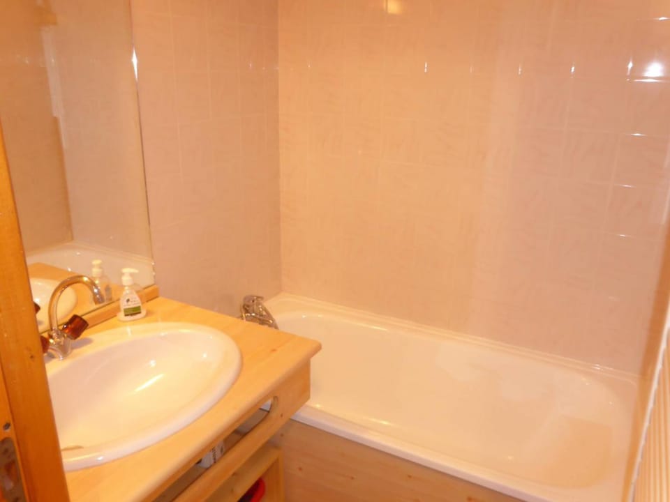 Charmant appart rénové 4 pers, balcon sud, plein centre, proche ski et piscine! - FR-1-342-187 Apartment in Haute-Savoie