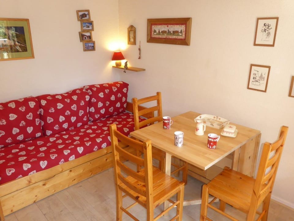 Charmant appart rénové 4 pers, balcon sud, plein centre, proche ski et piscine! - FR-1-342-187 Apartment in Haute-Savoie