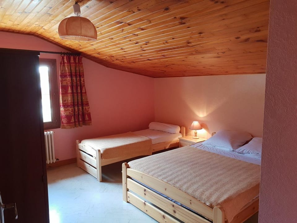 Chalet familial au pied des pistes, idéal pour 12 personnes – 4 chambres à Beaufort Chalet in Auvergne-Rhône-Alpes