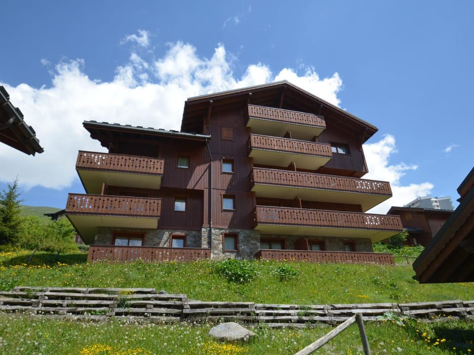 Appartement Confort 4* avec Wi-Fi, Balcon et Parking - Pied des Pistes Les Menuires - FR-1-452-246 Apartment in Les Allues