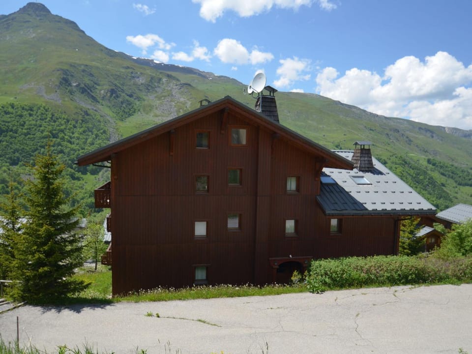 Appartement Confort 4* avec Wi-Fi, Balcon et Parking - Pied des Pistes Les Menuires - FR-1-452-246 Apartment in Les Allues