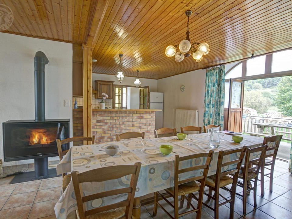 Gîte de charme pour 11 pers. avec animaux admis et poêle à bois, Livradois-Forez - FR-1-496-148 House in Auvergne-Rhône-Alpes