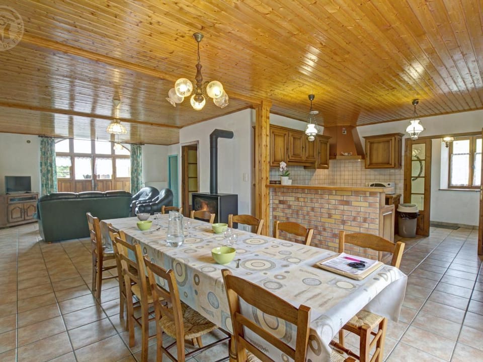 Gîte de charme pour 11 pers. avec animaux admis et poêle à bois, Livradois-Forez - FR-1-496-148 House in Auvergne-Rhône-Alpes