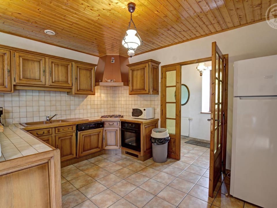 Gîte de charme pour 11 pers. avec animaux admis et poêle à bois, Livradois-Forez - FR-1-496-148 House in Auvergne-Rhône-Alpes