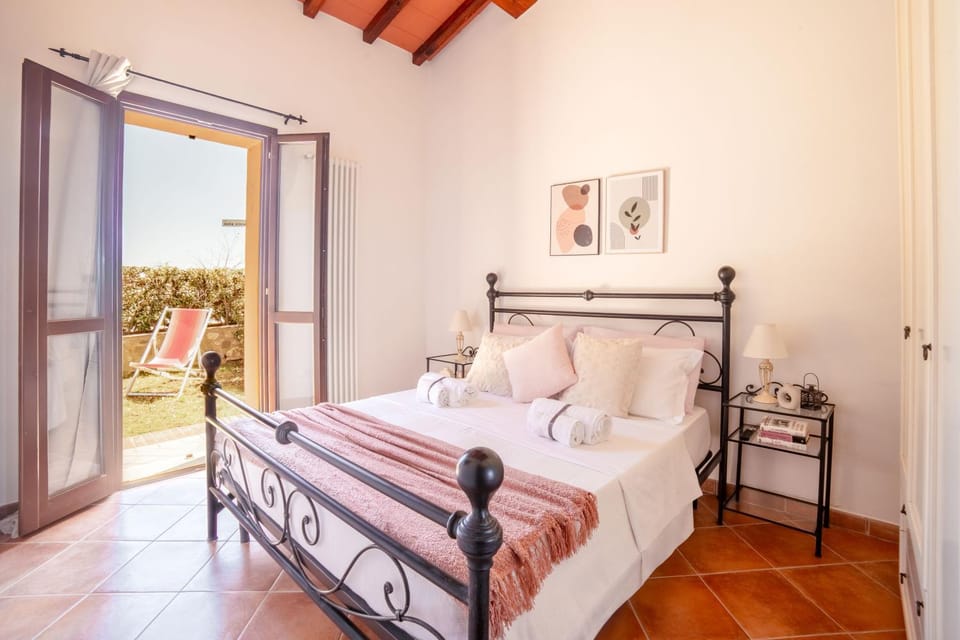 Bed, Bedroom, Garden view