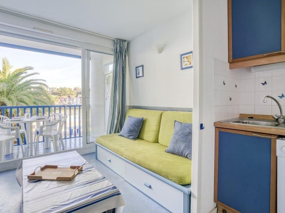 Appartement avec Terrasse et Piscine à 2 pas de la Plage - FR-1-4-567 Apartment in Ciboure