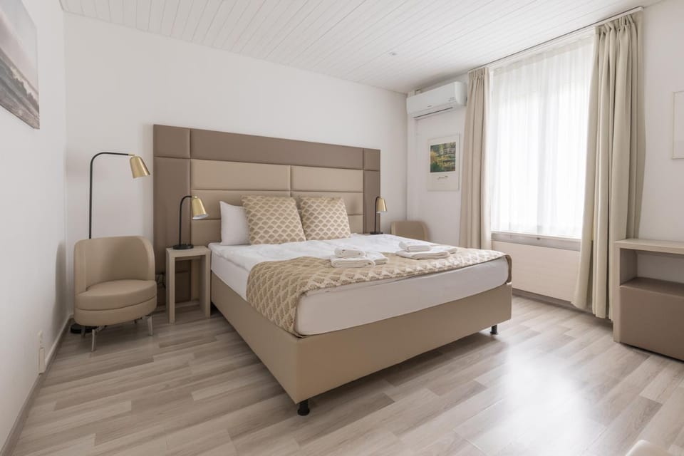 Bed, Photo of the whole room, Bedroom, air conditioner